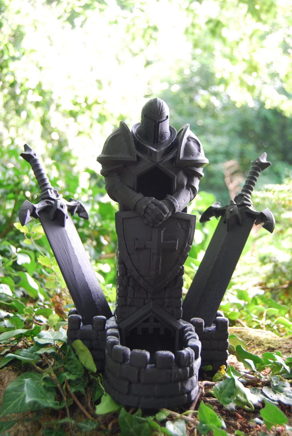 Tour de dés dark fantasy chevalier anonyme — vue frontale armure complète