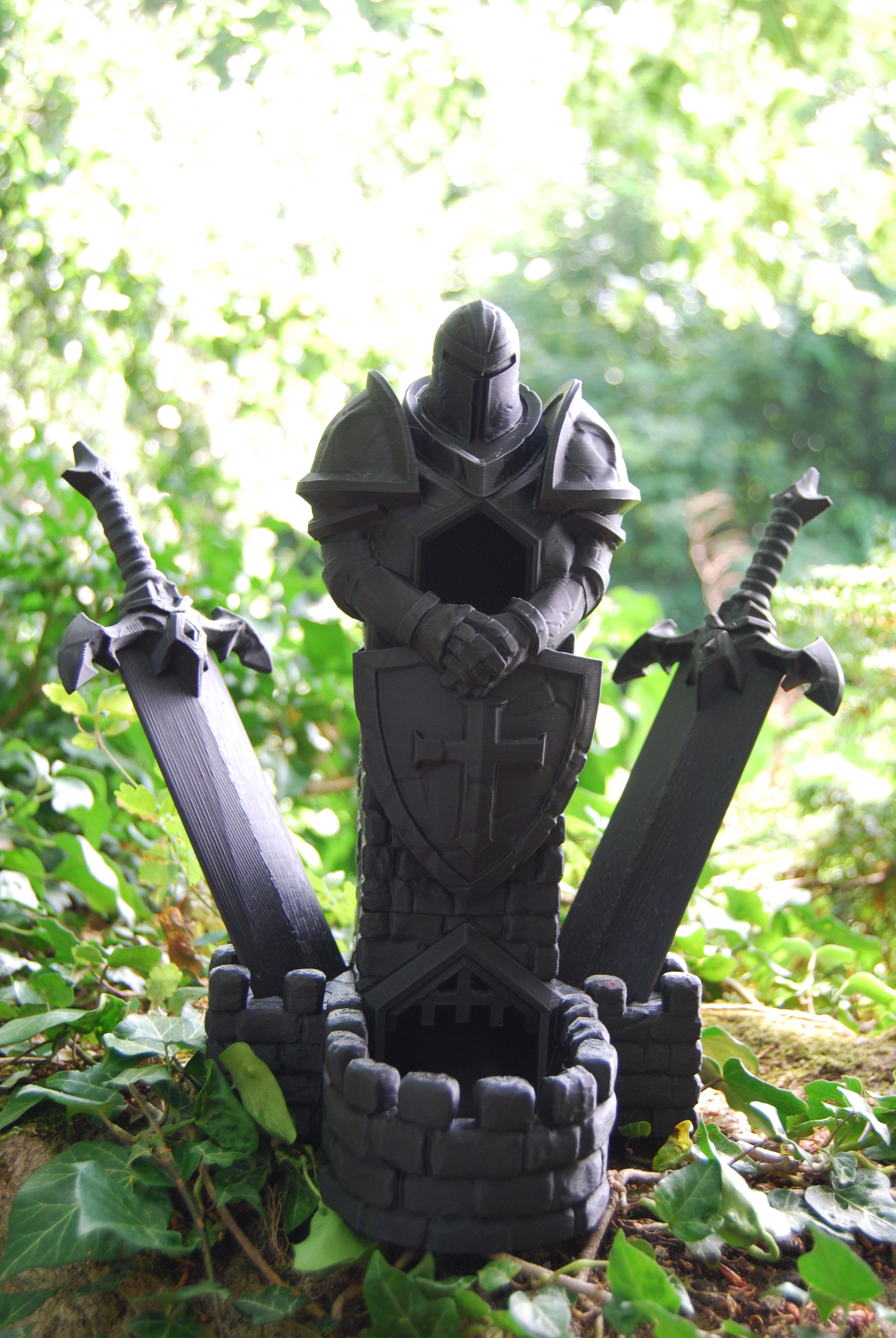 Tour de dés dark fantasy chevalier anonyme — vue frontale armure complète