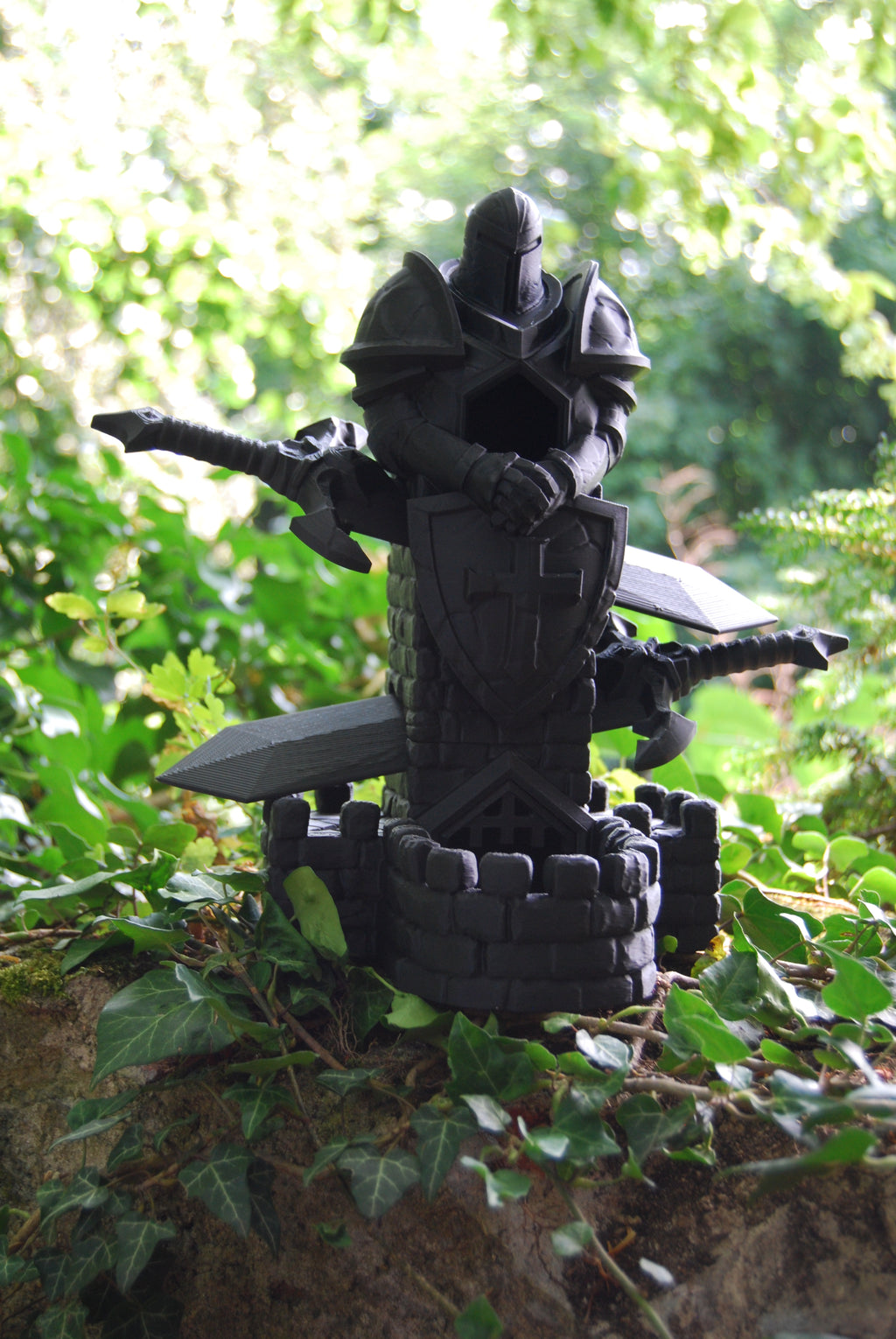 Tour de dés dark fantasy chevalier anonyme — détail plateau de réception