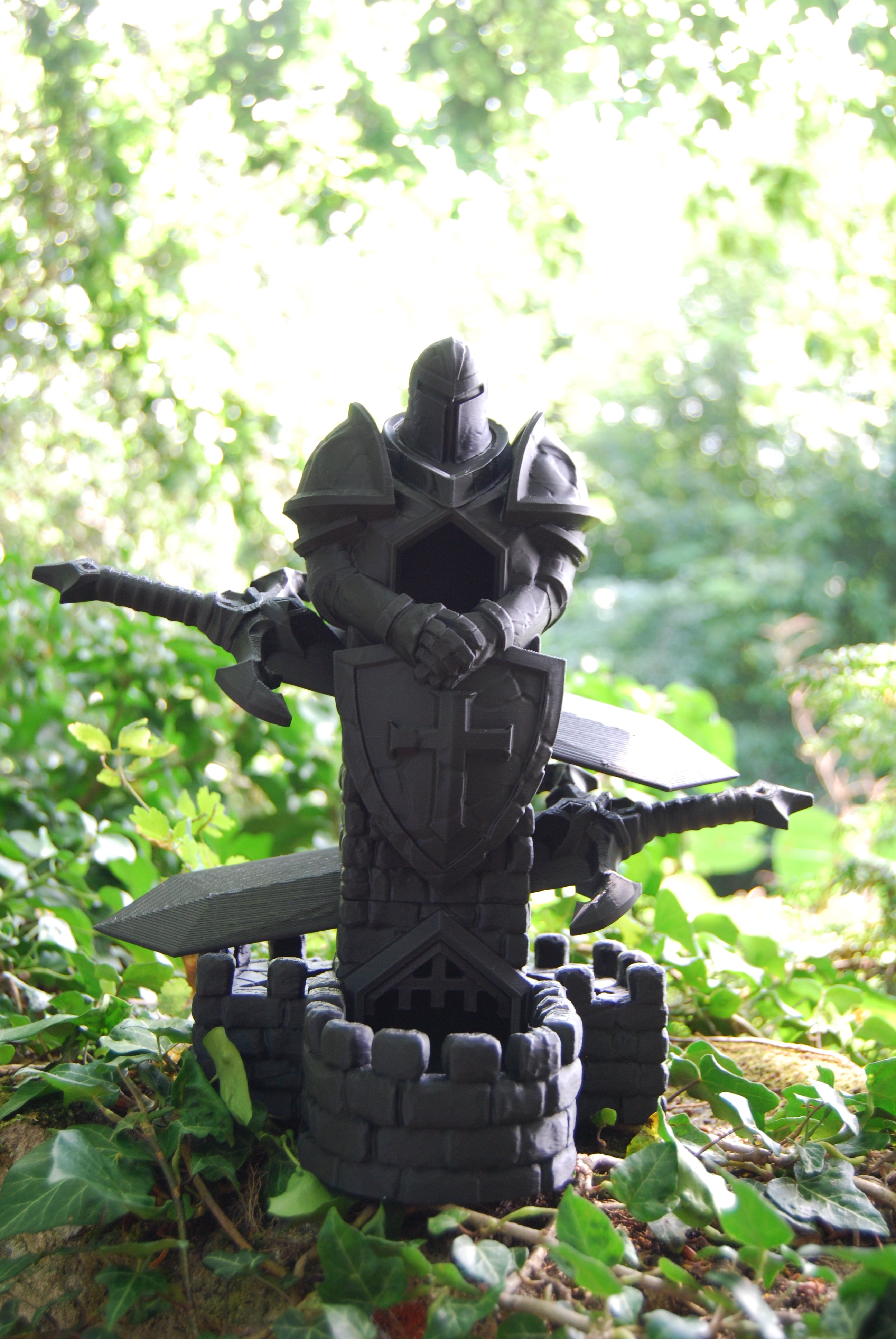 Tour de dés dark fantasy chevalier anonyme — vue d'ensemble dans la nature