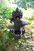 Tour de dés dark fantasy chevalier anonyme tenant un d20 rouge — vue rapprochée