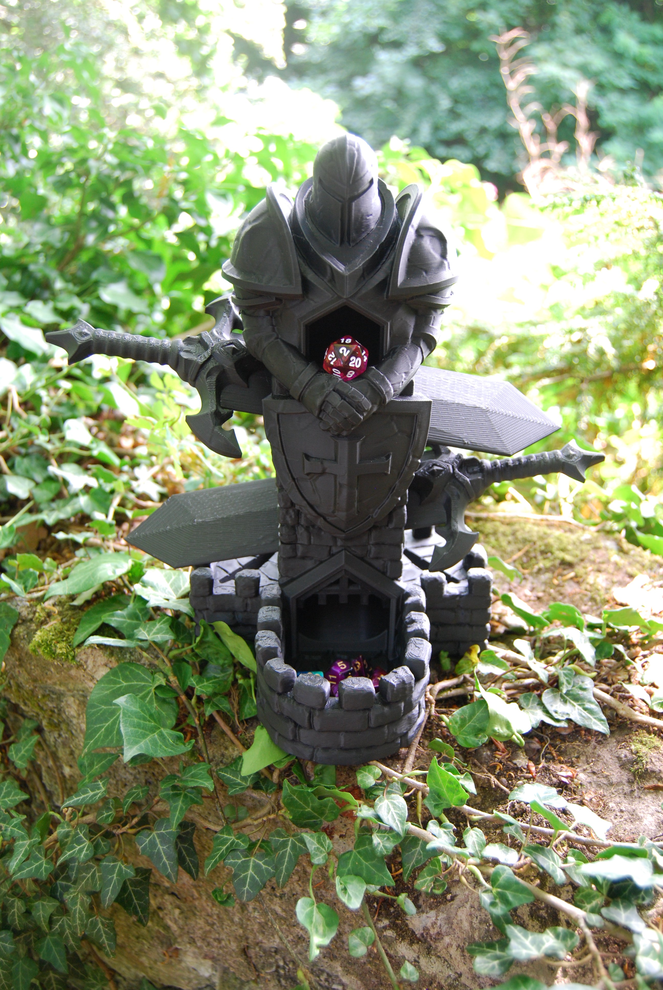 Tour de dés dark fantasy chevalier anonyme tenant un d20 rouge — vue rapprochée