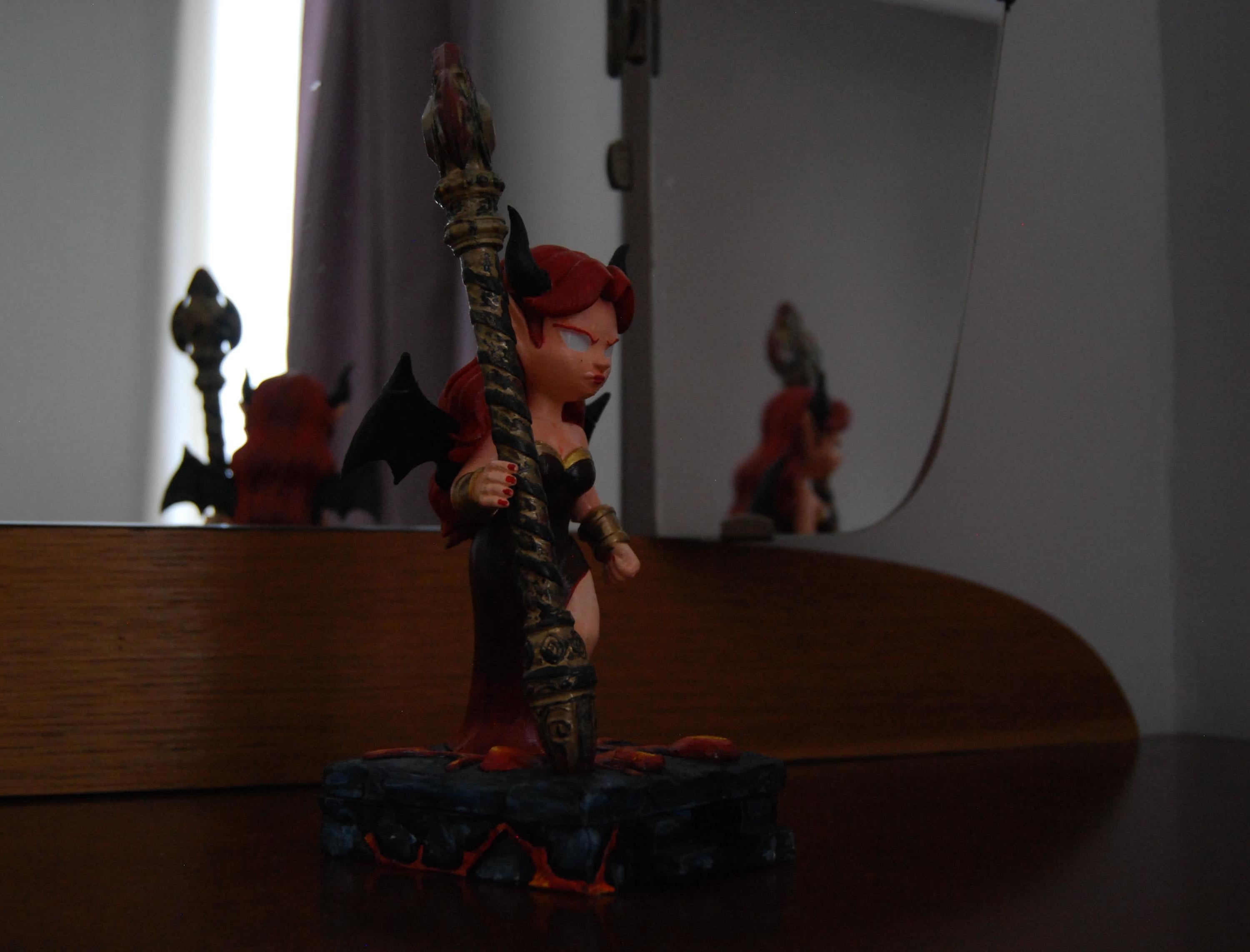 Figurine succube bureau dark fantasy - vue de cote - OtterCraft