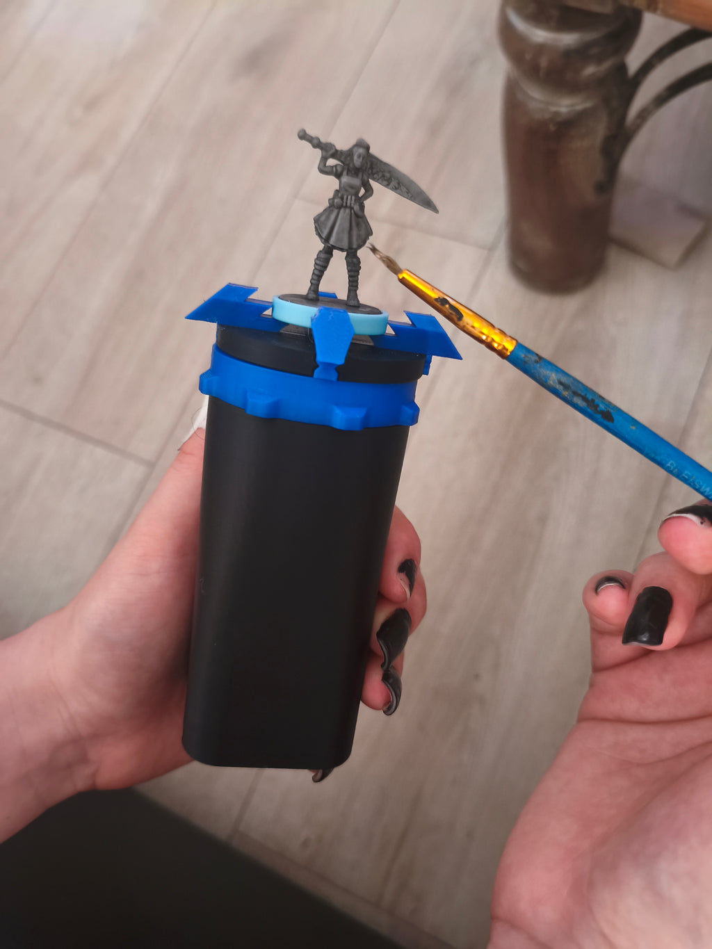 Troisième Main pour Figurine - Support de Peinture