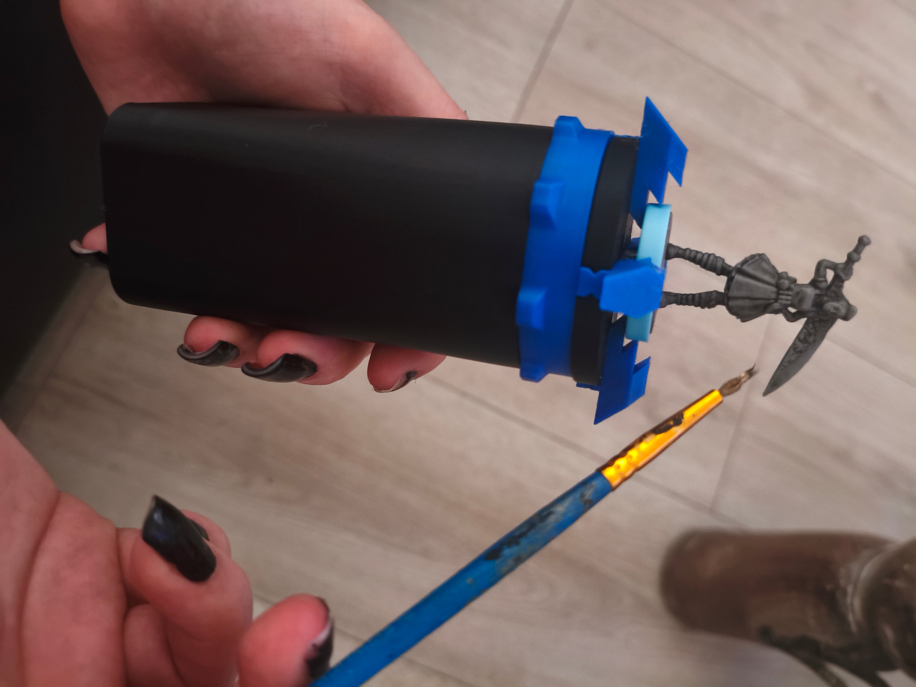 Troisième Main pour Figurine - Support de Peinture