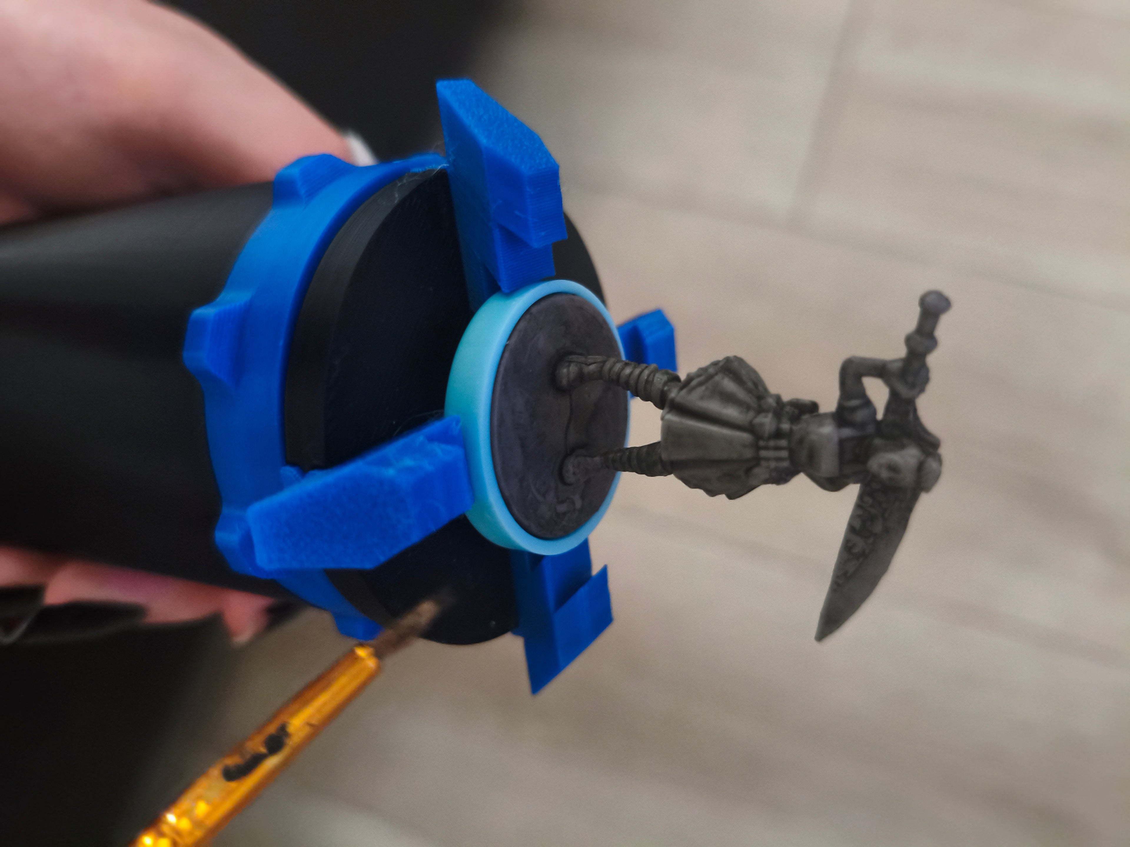 Troisième Main pour Figurine - Support de Peinture