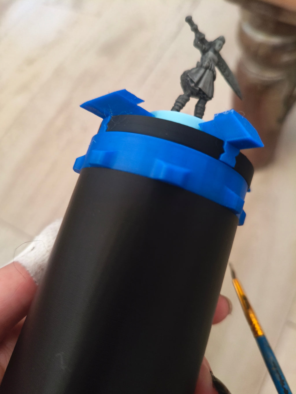 Troisième Main pour Figurine - Support de Peinture