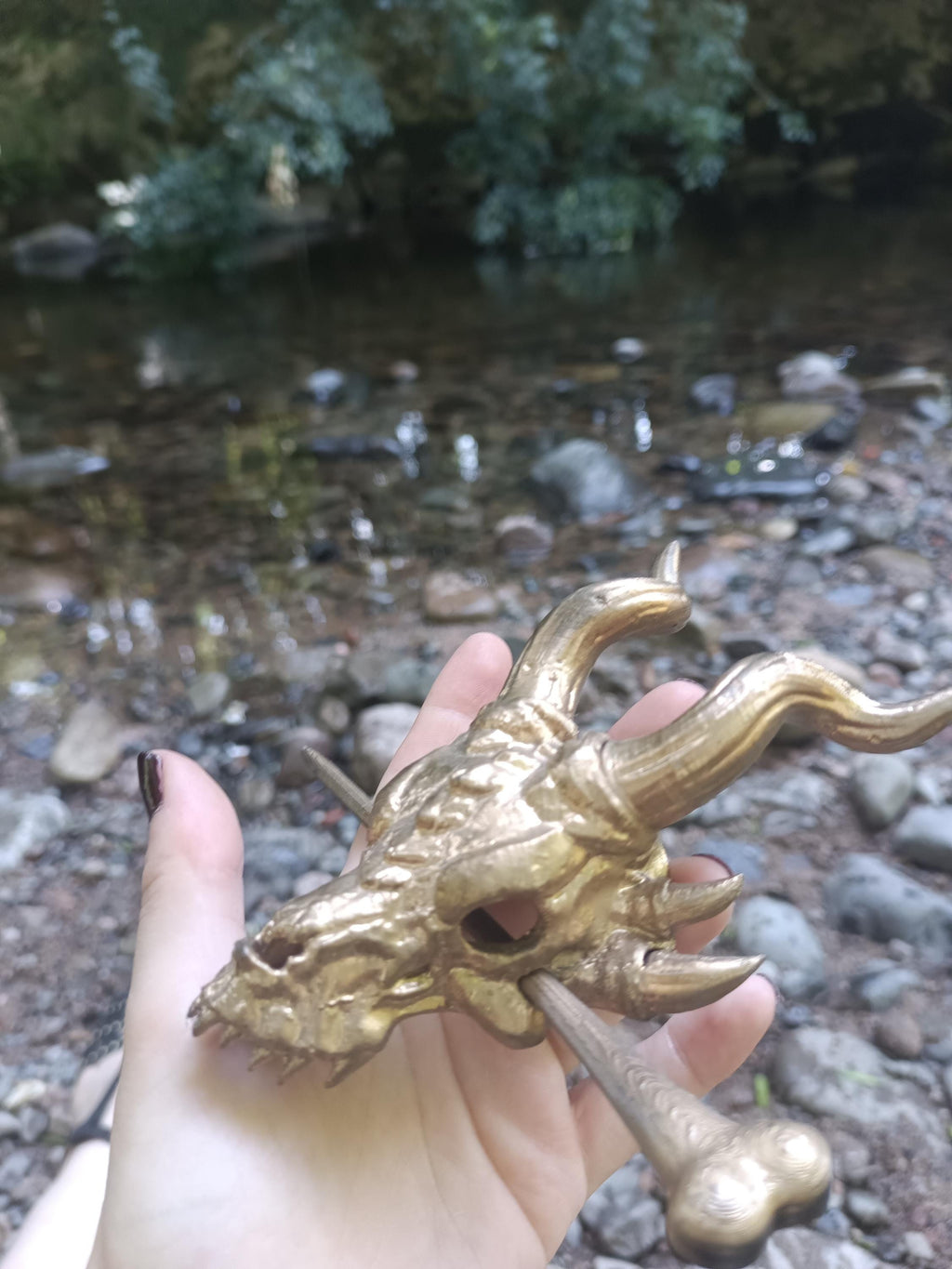 Pique cheveux dragon crane - vue macro - OtterCraft